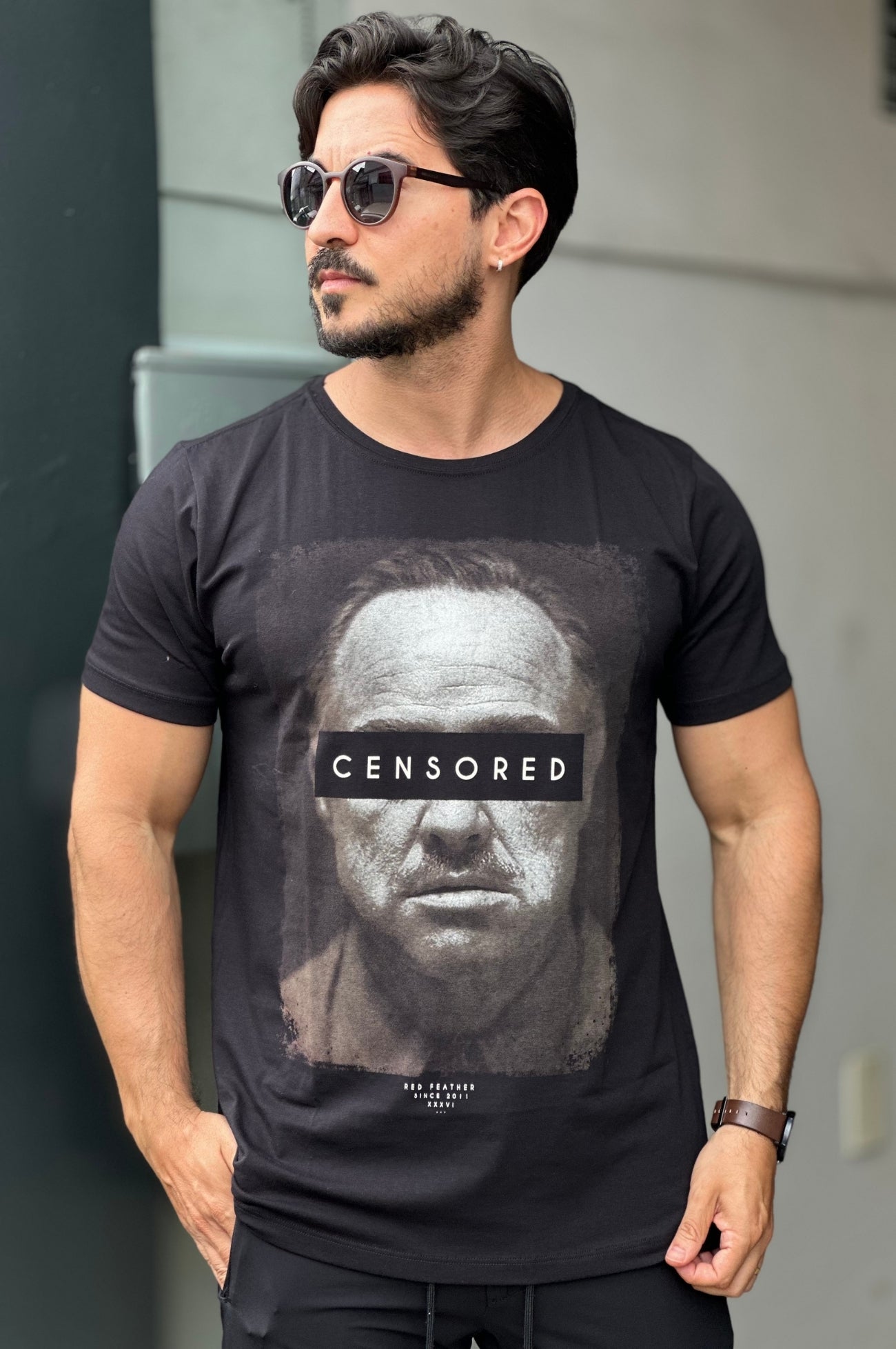 Camiseta Preta Red Feather