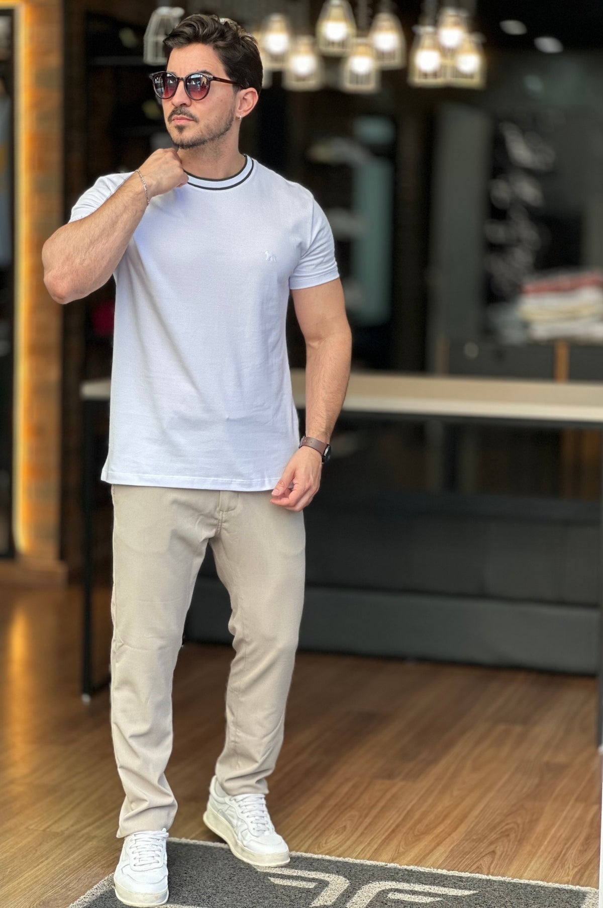 Camiseta Branca Com Detalhe Gola Acostamento