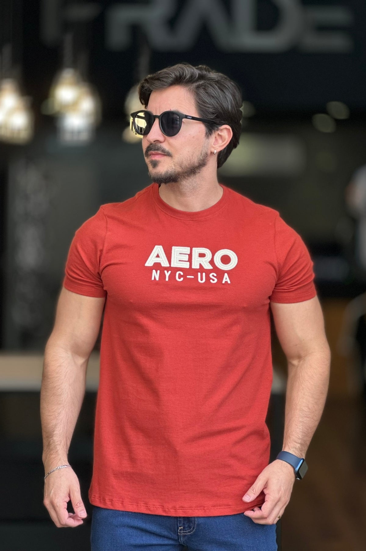 Camiseta Aeropostale com bordado branco