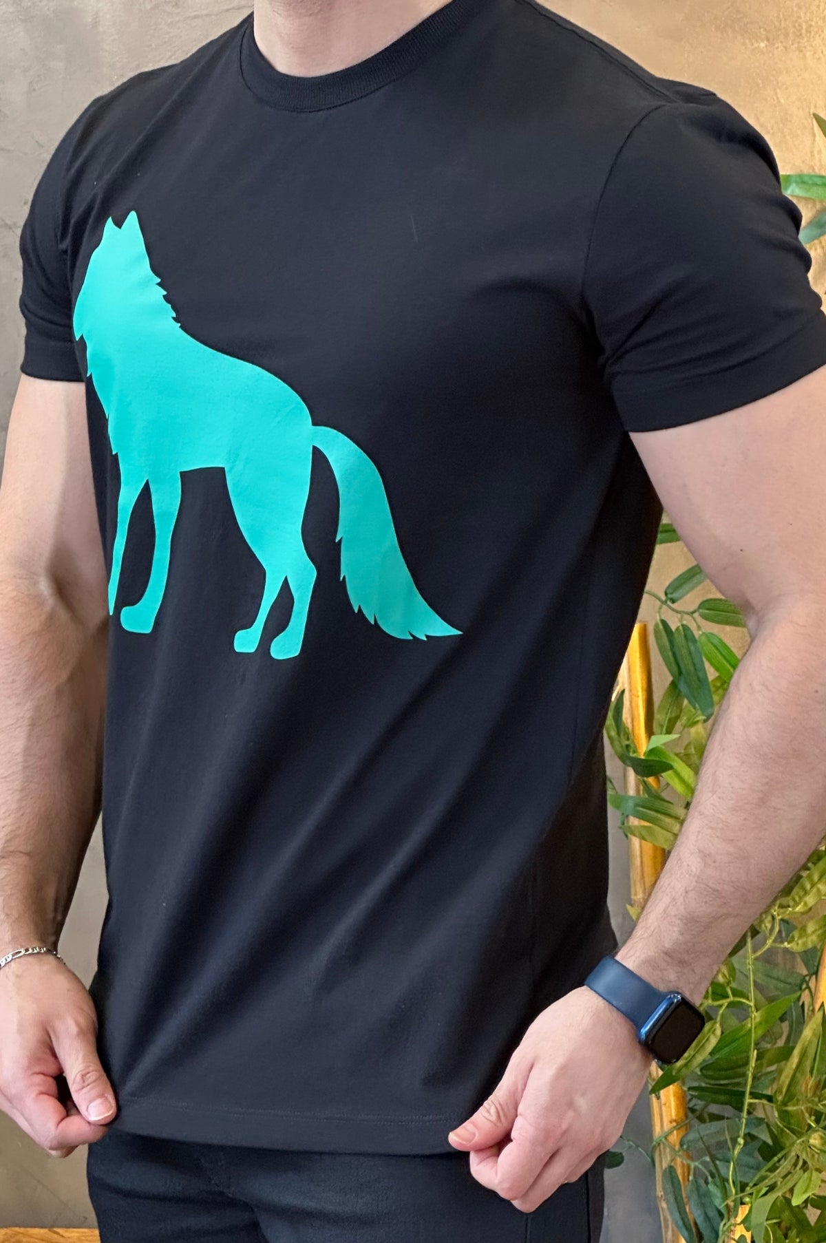 Camiseta Preta com Lobo Verde