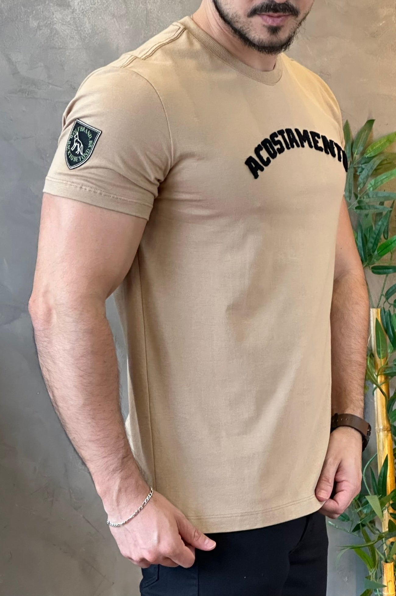 Camiseta Bege Com Escrito Preto Acostamento