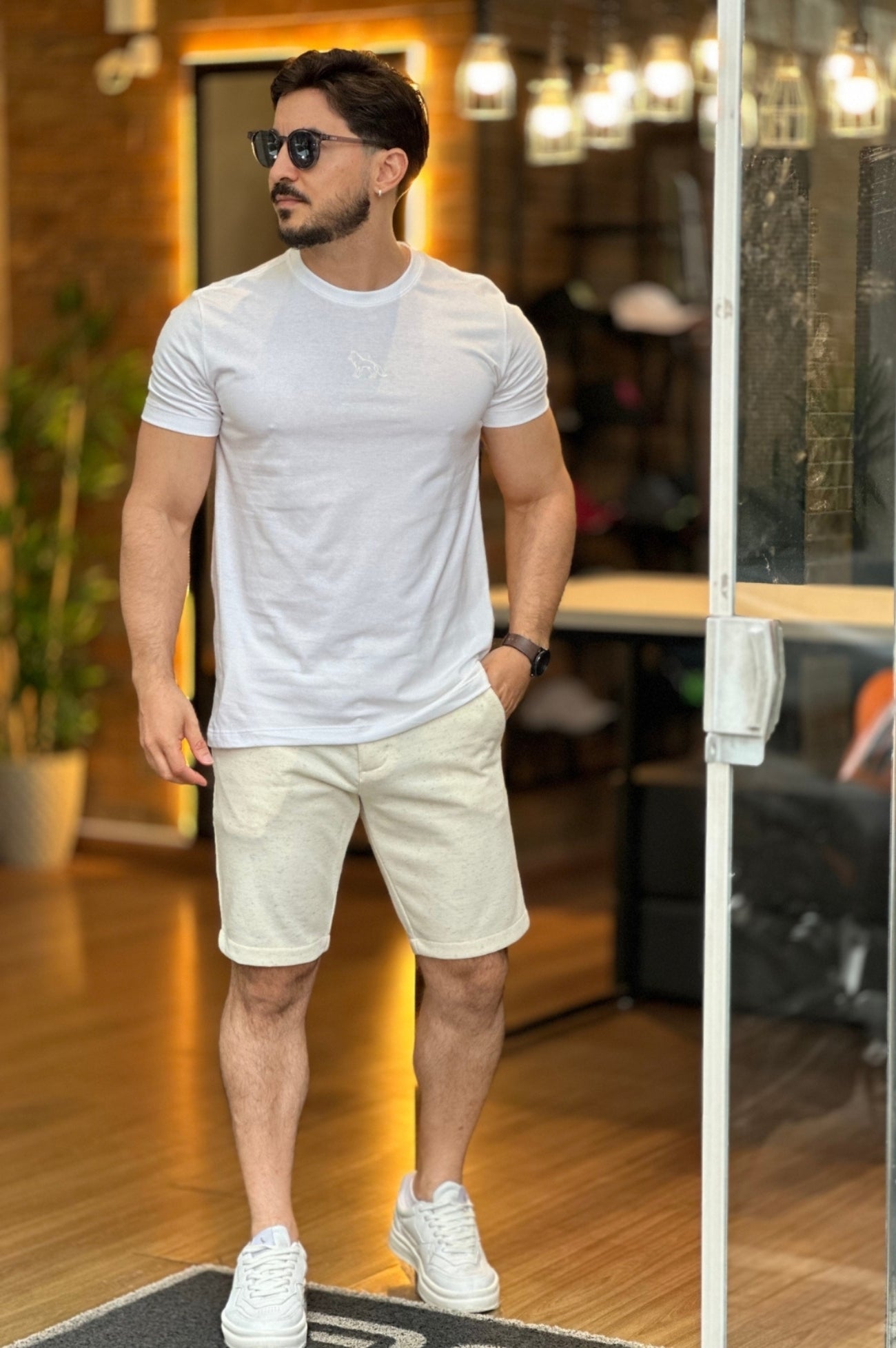 Camiseta Branca com Estampa Acostamento