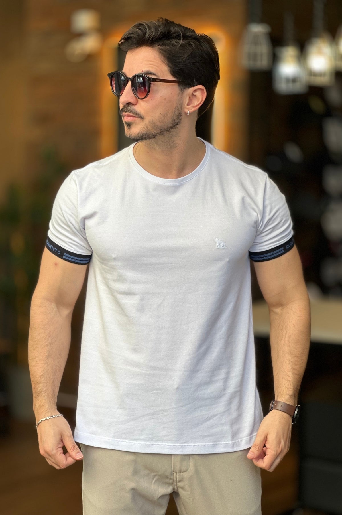 Camiseta Branca Com Detalhe Punho Acostamento