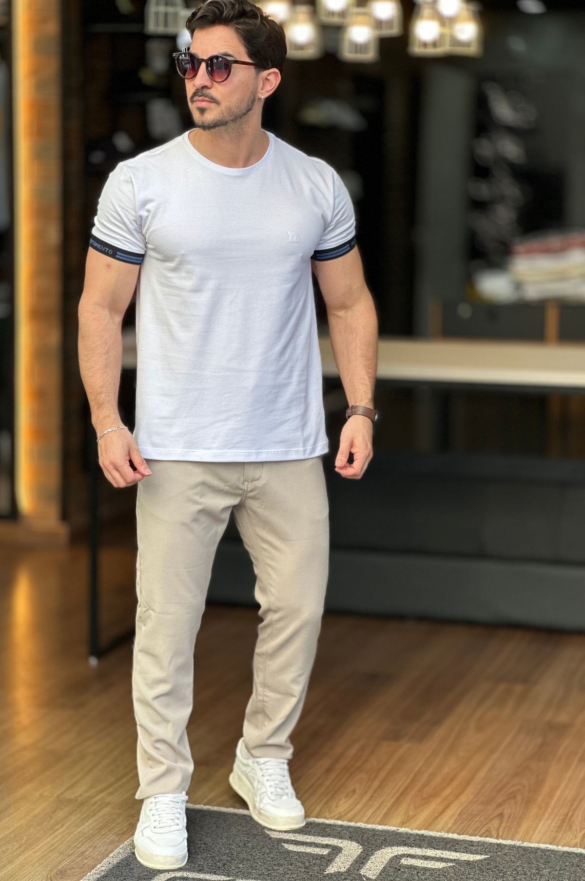 Camiseta Branca Com Detalhe Punho Acostamento
