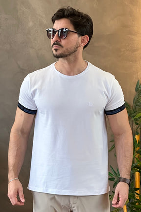 Camiseta Branca Com Detalhe Punho Acostamento