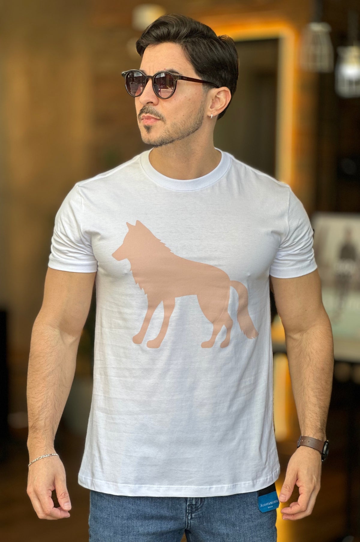 Camiseta Branca com Lobo Rosa Acostamento