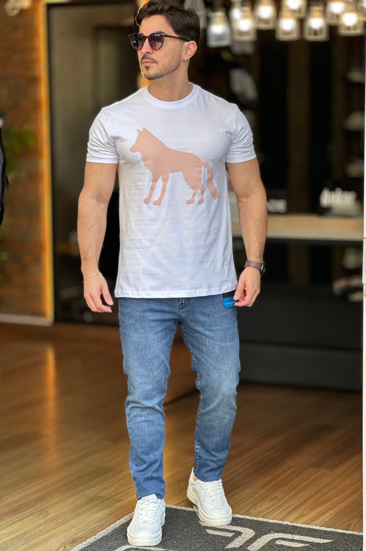 Camiseta Branca com Lobo Rosa Acostamento