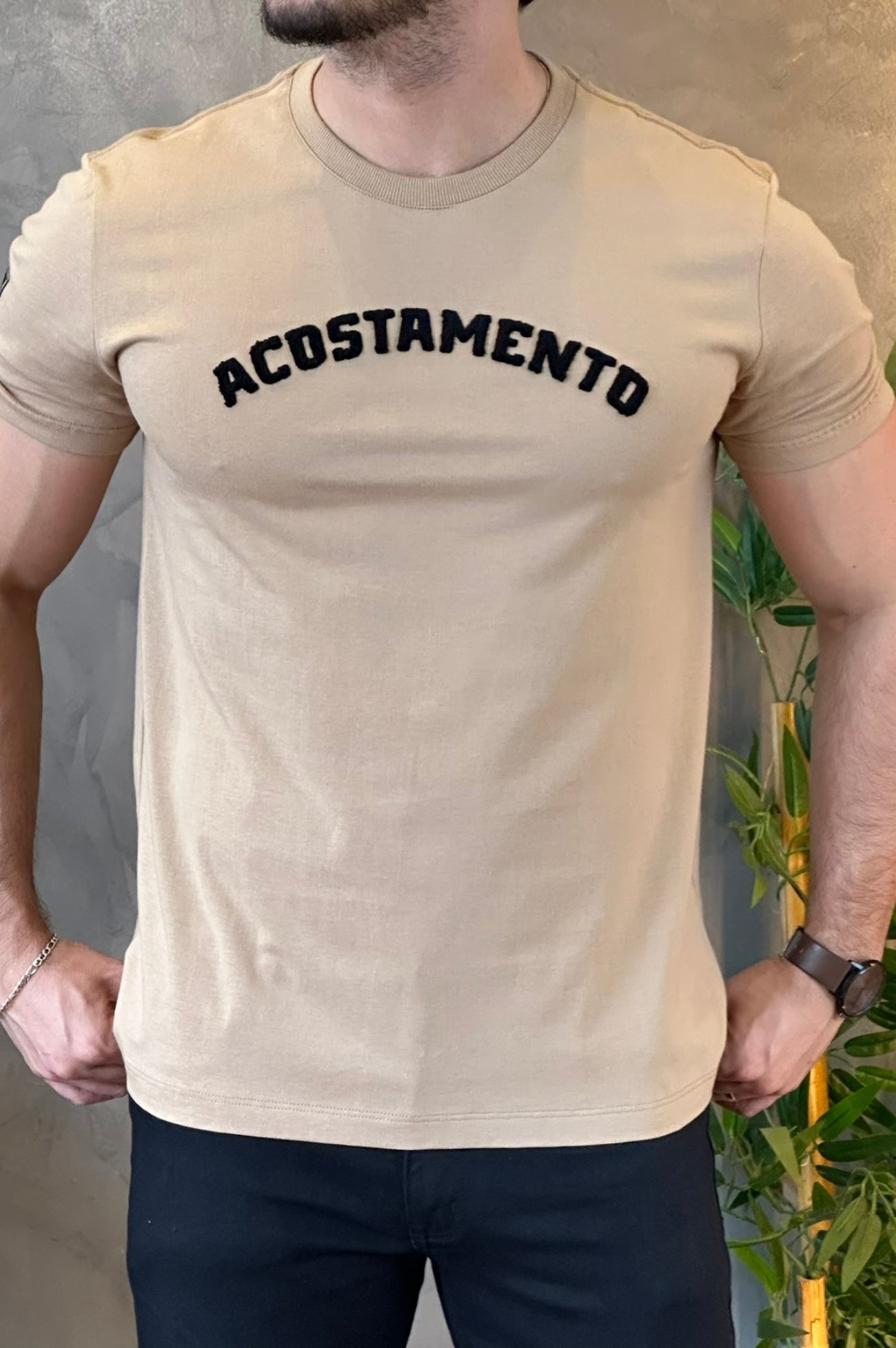 Camiseta Bege Com Escrito Preto Acostamento