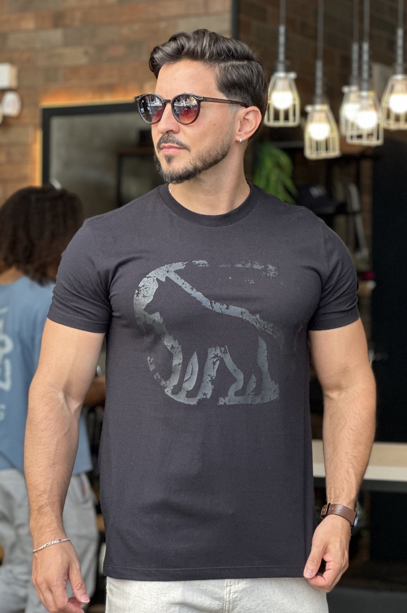 Camiseta Preta com Lobo Acostamento