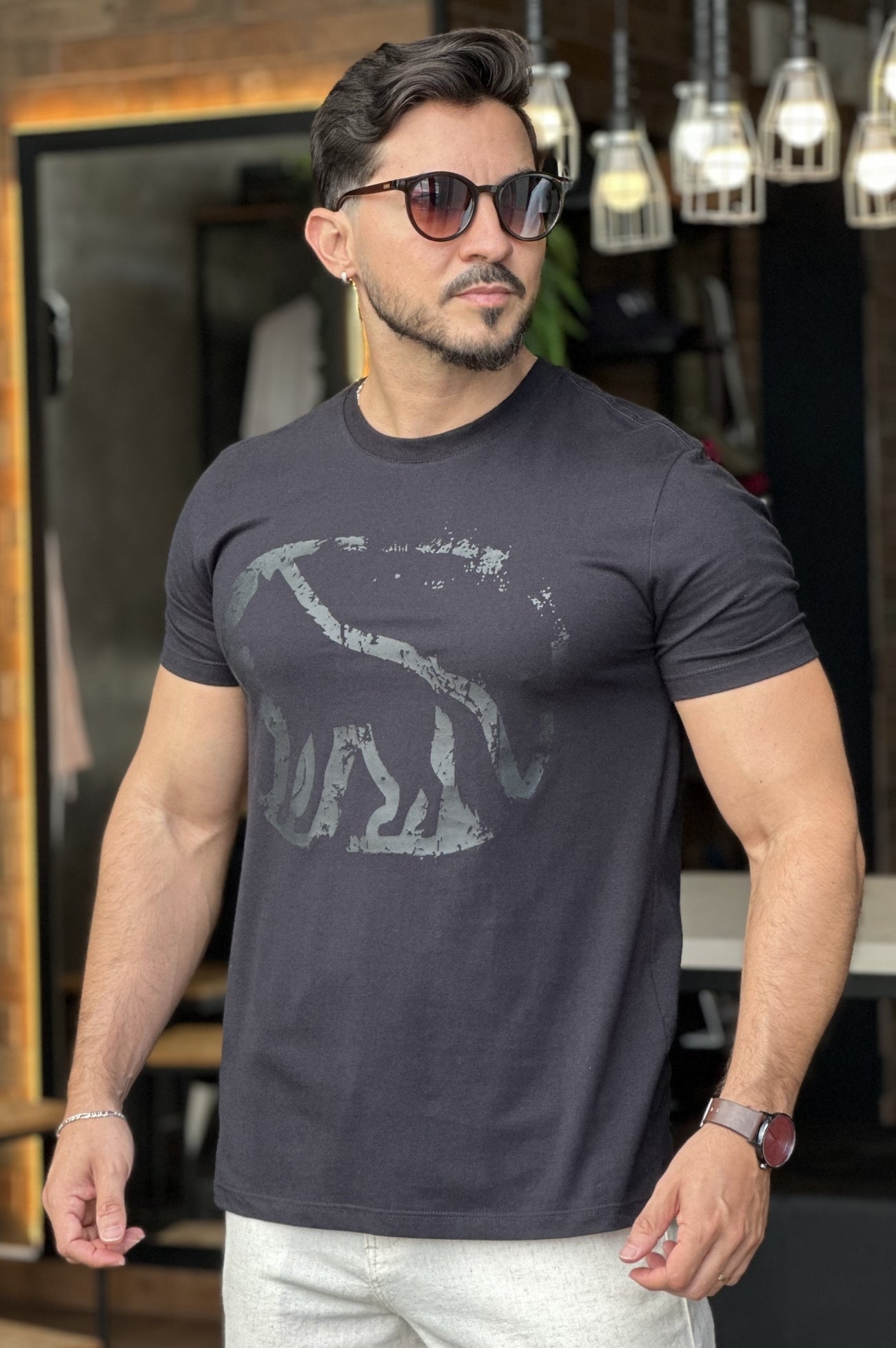 Camiseta Preta com Lobo Acostamento