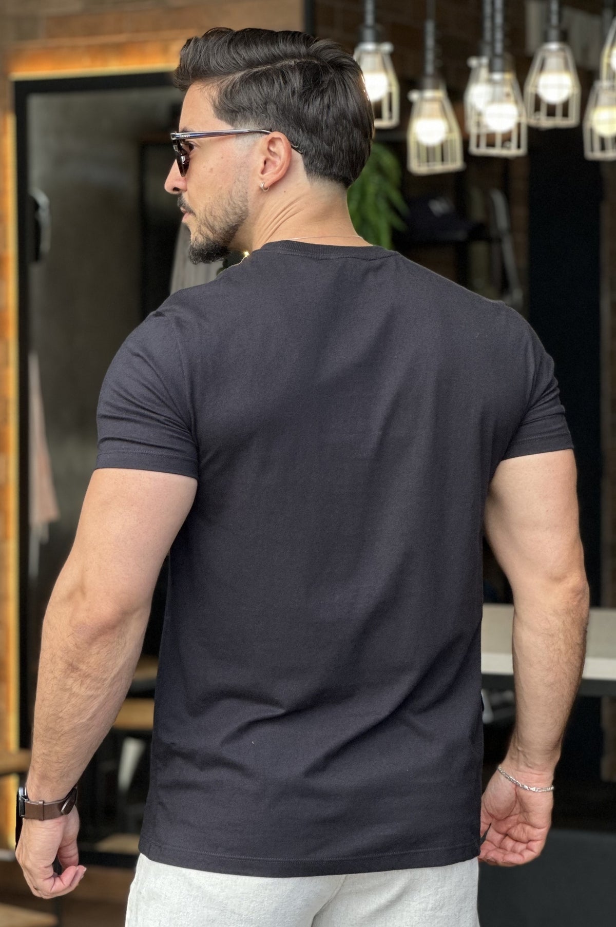 Camiseta Preta com Lobo Acostamento