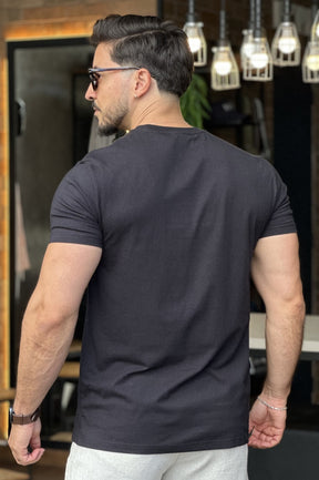 Camiseta Preta com Lobo Acostamento