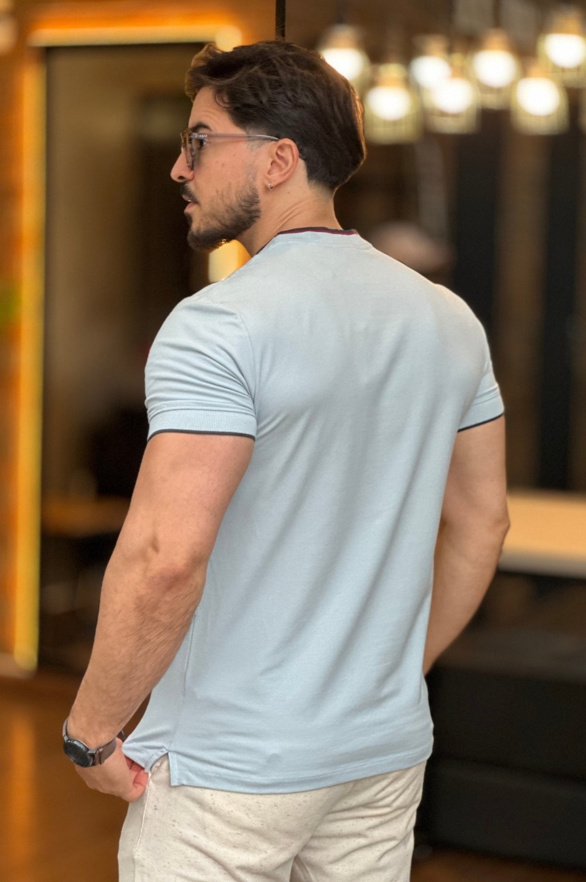 Camiseta Gola Azul Claro Acostamento