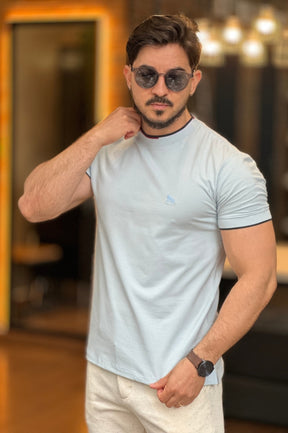 Camiseta Gola Azul Claro Acostamento
