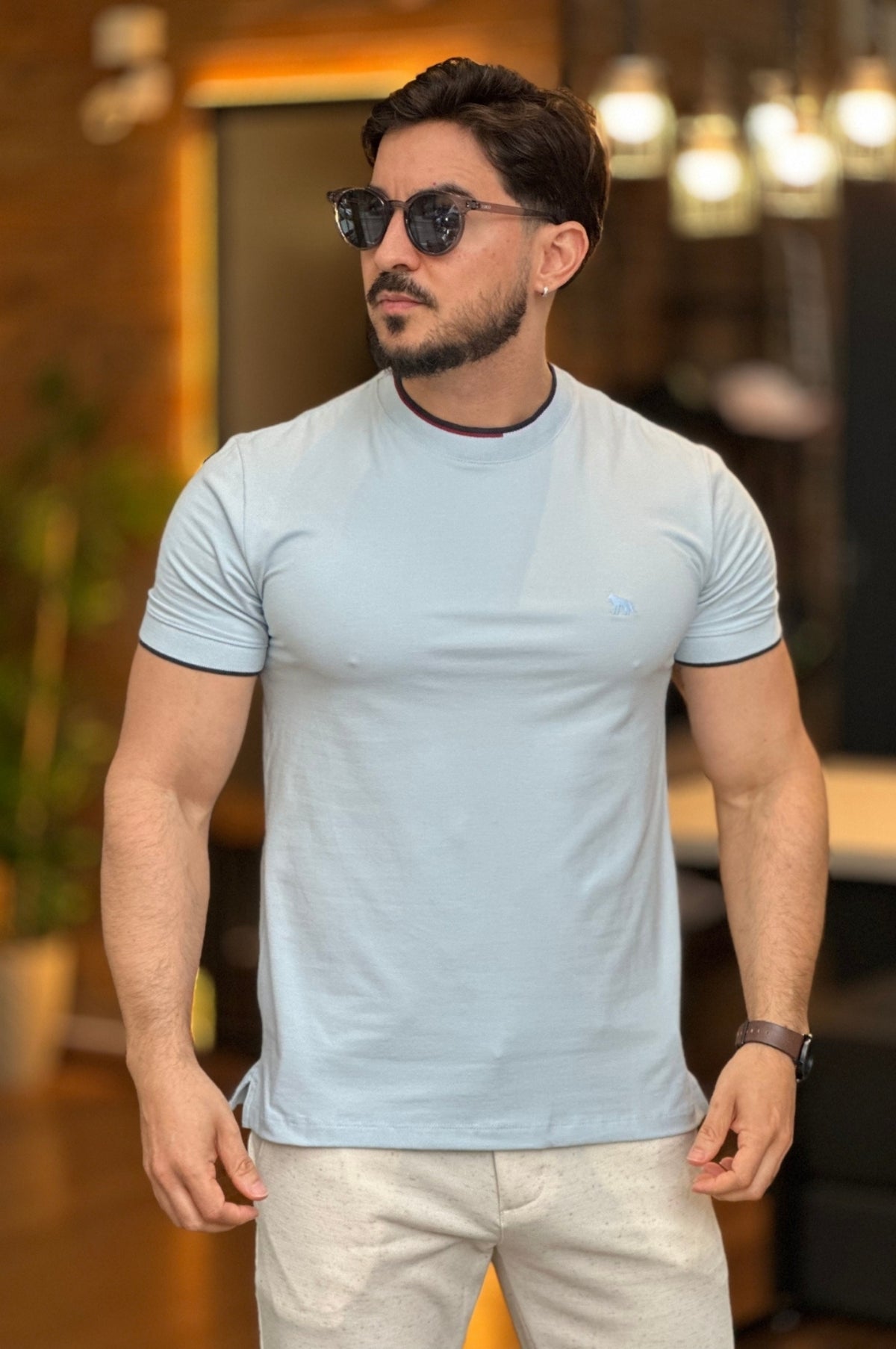 Camiseta Gola Azul Claro Acostamento
