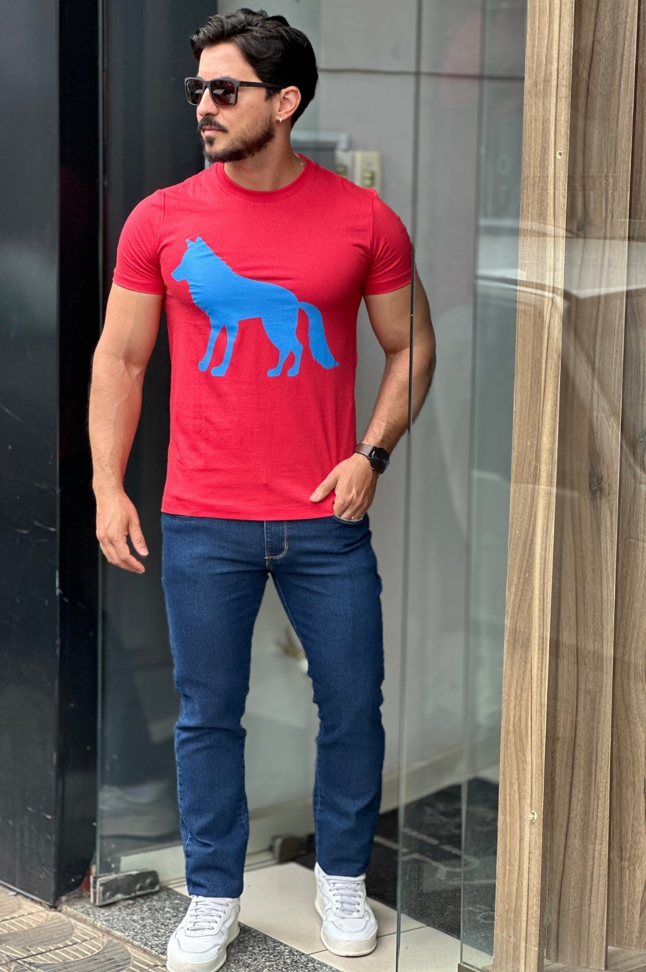 Camiseta Vermelha com Lobo azul Acostamento