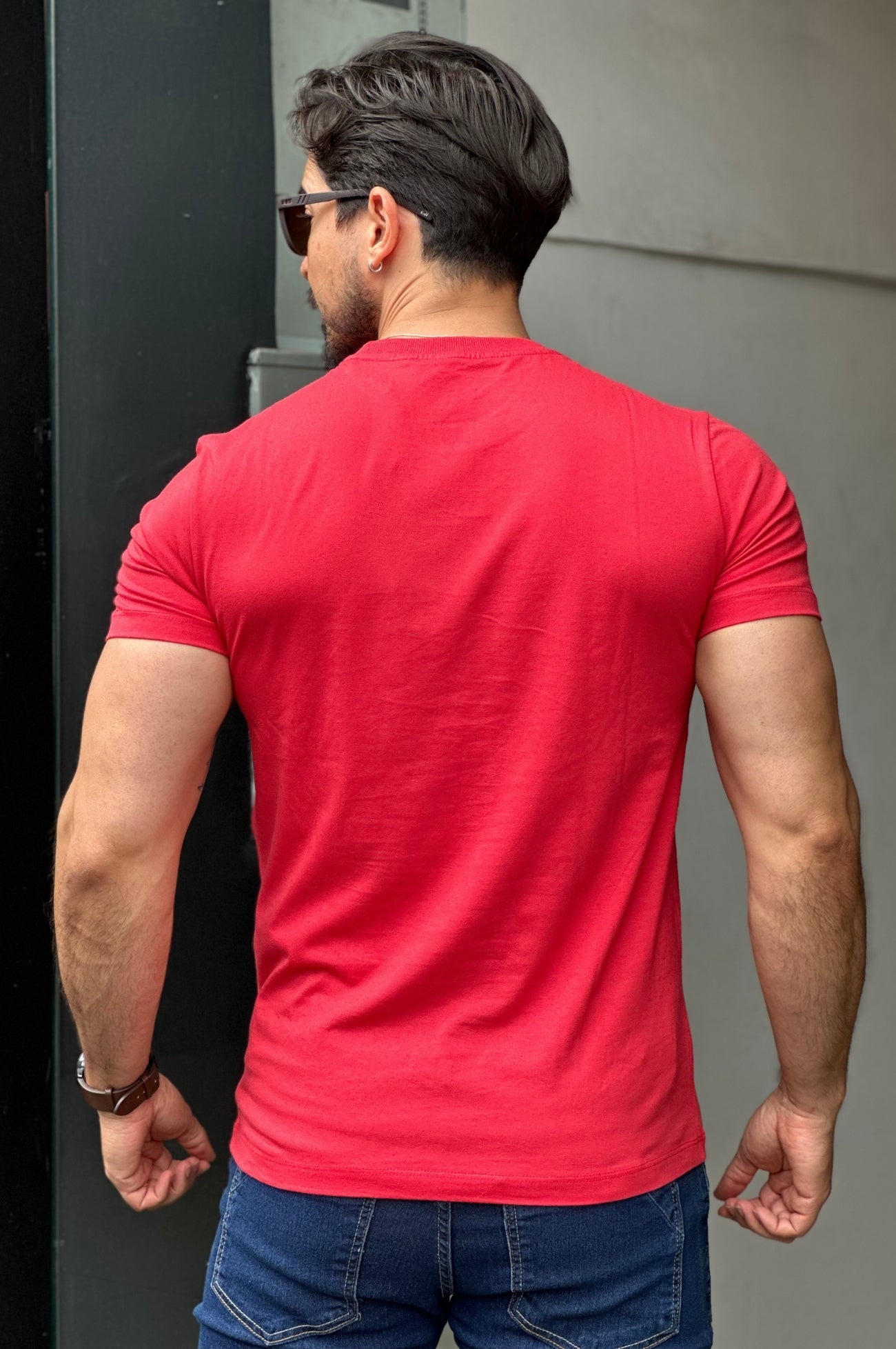 Camiseta Vermelha com Lobo azul Acostamento