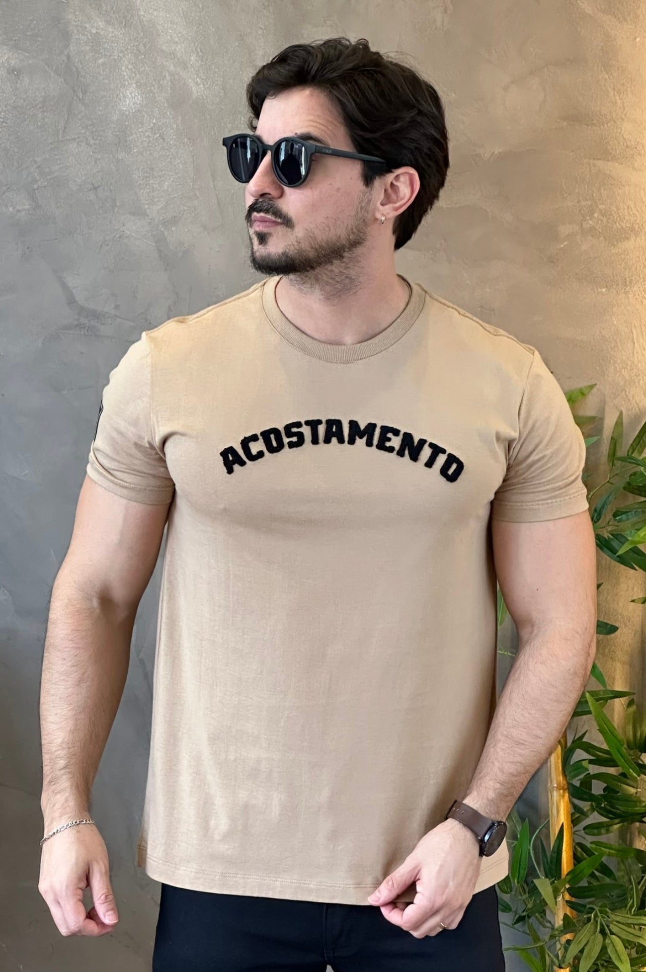 Camiseta Bege Com Escrito Preto Acostamento