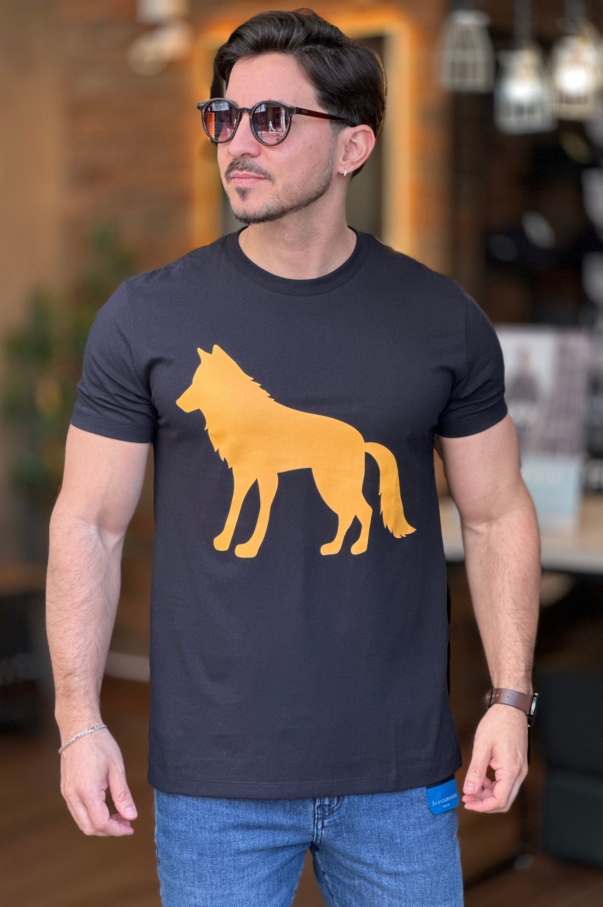 Camiseta Preta com Lobo Amarelo Acostamento