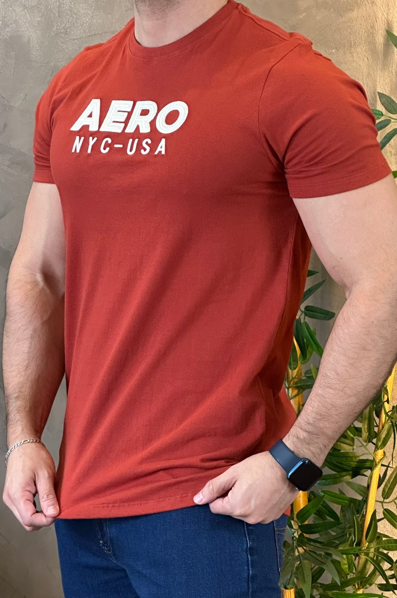 Camiseta Aeropostale com bordado branco