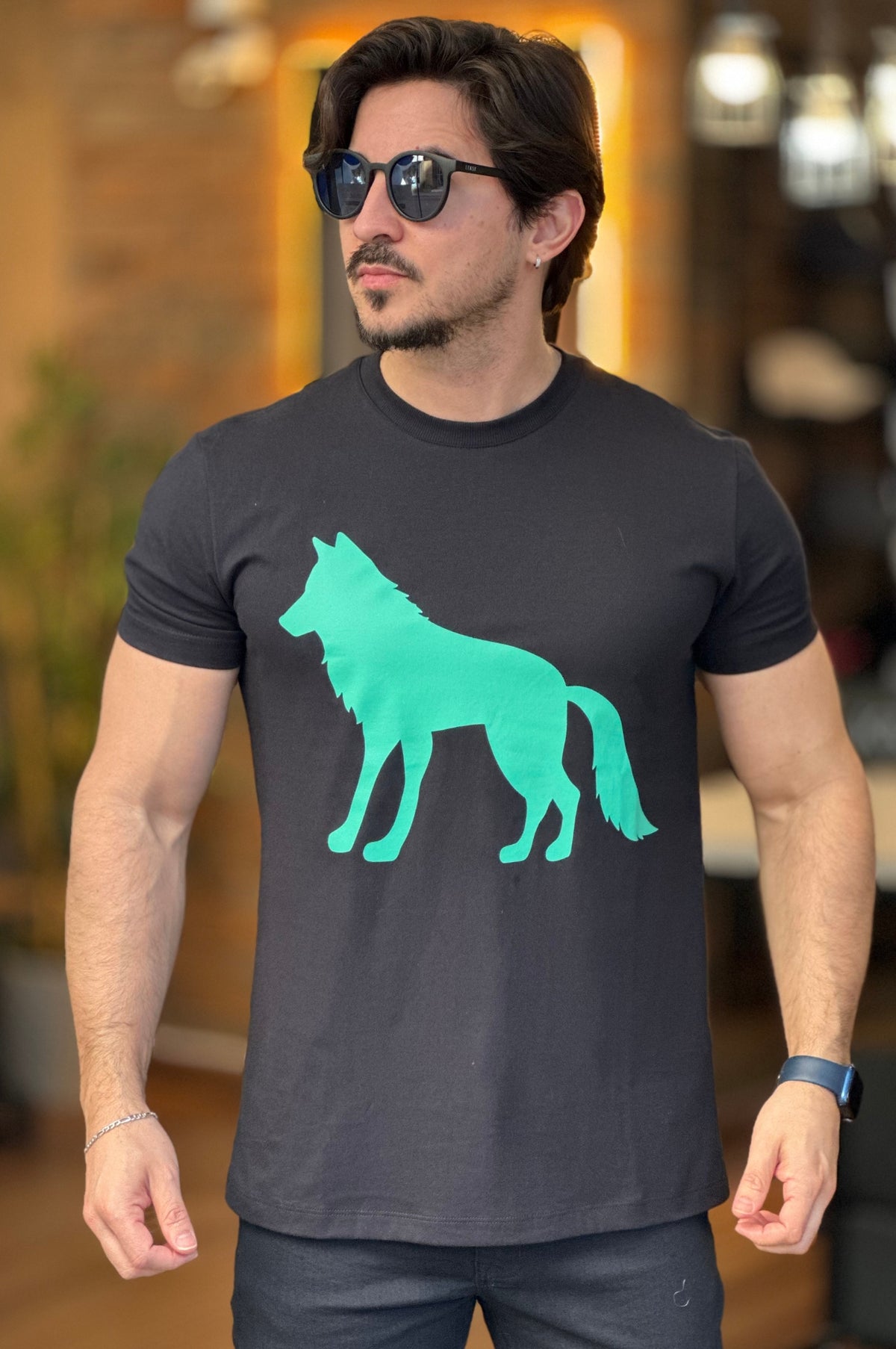 Camiseta Preta com Lobo Verde