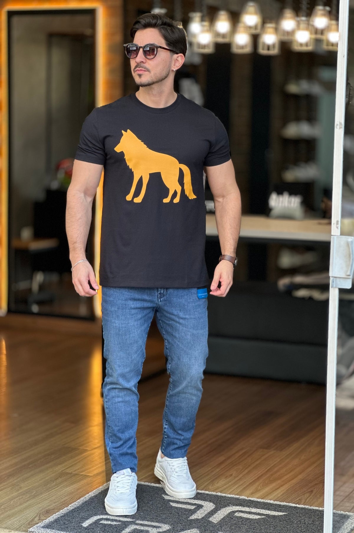 Camiseta Preta com Lobo Amarelo Acostamento