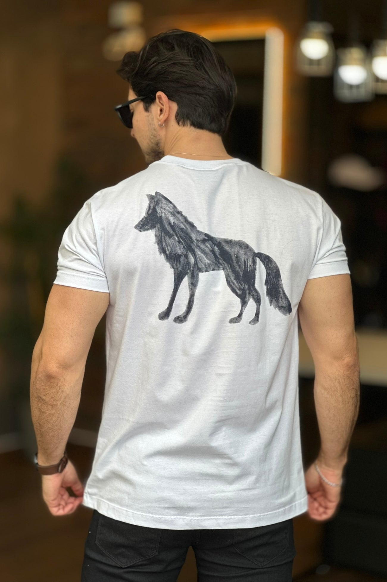 Camiseta Lobo Nas Costas Branca Acostamento