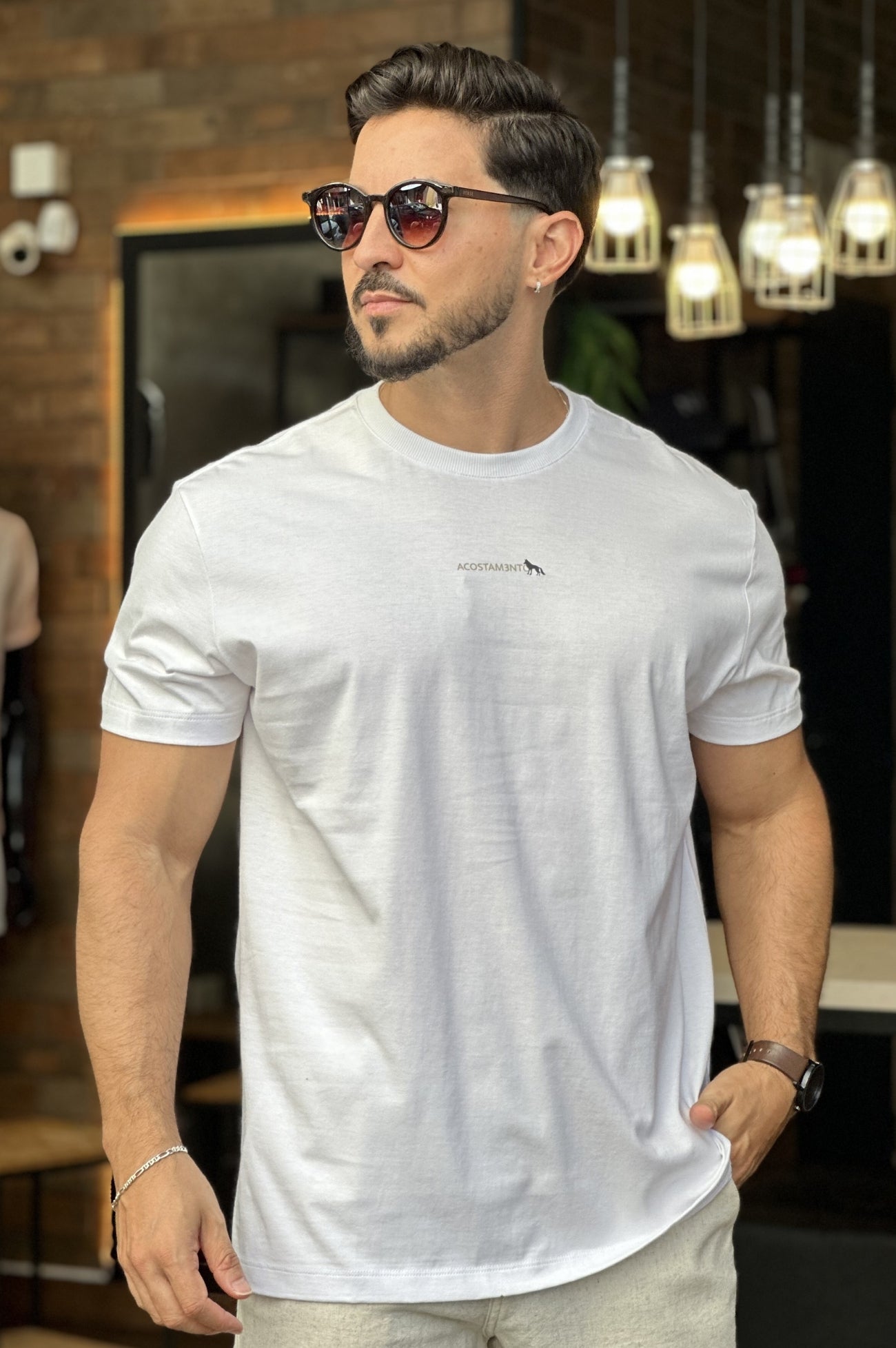 Camiseta Branca com Lobo nas Costas Acostamento