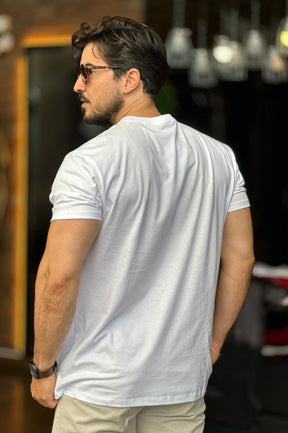 Camiseta Branca com Lobo Acostamento