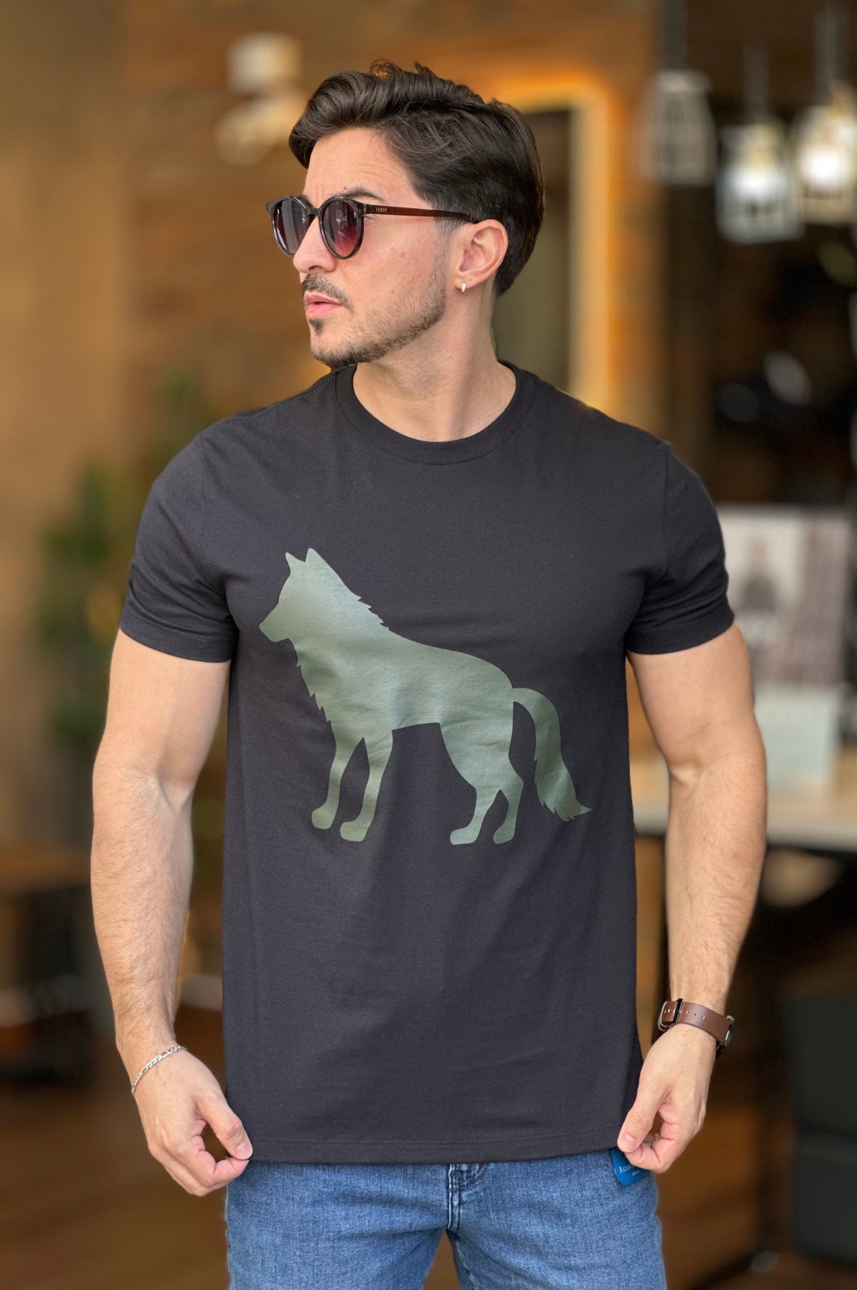 Camiseta Preta com Lobo Verde Acostamento