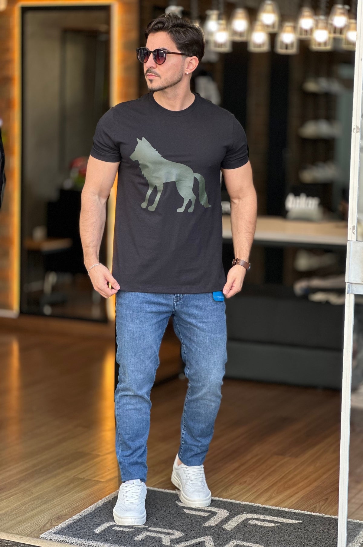Camiseta Preta com Lobo Verde Acostamento
