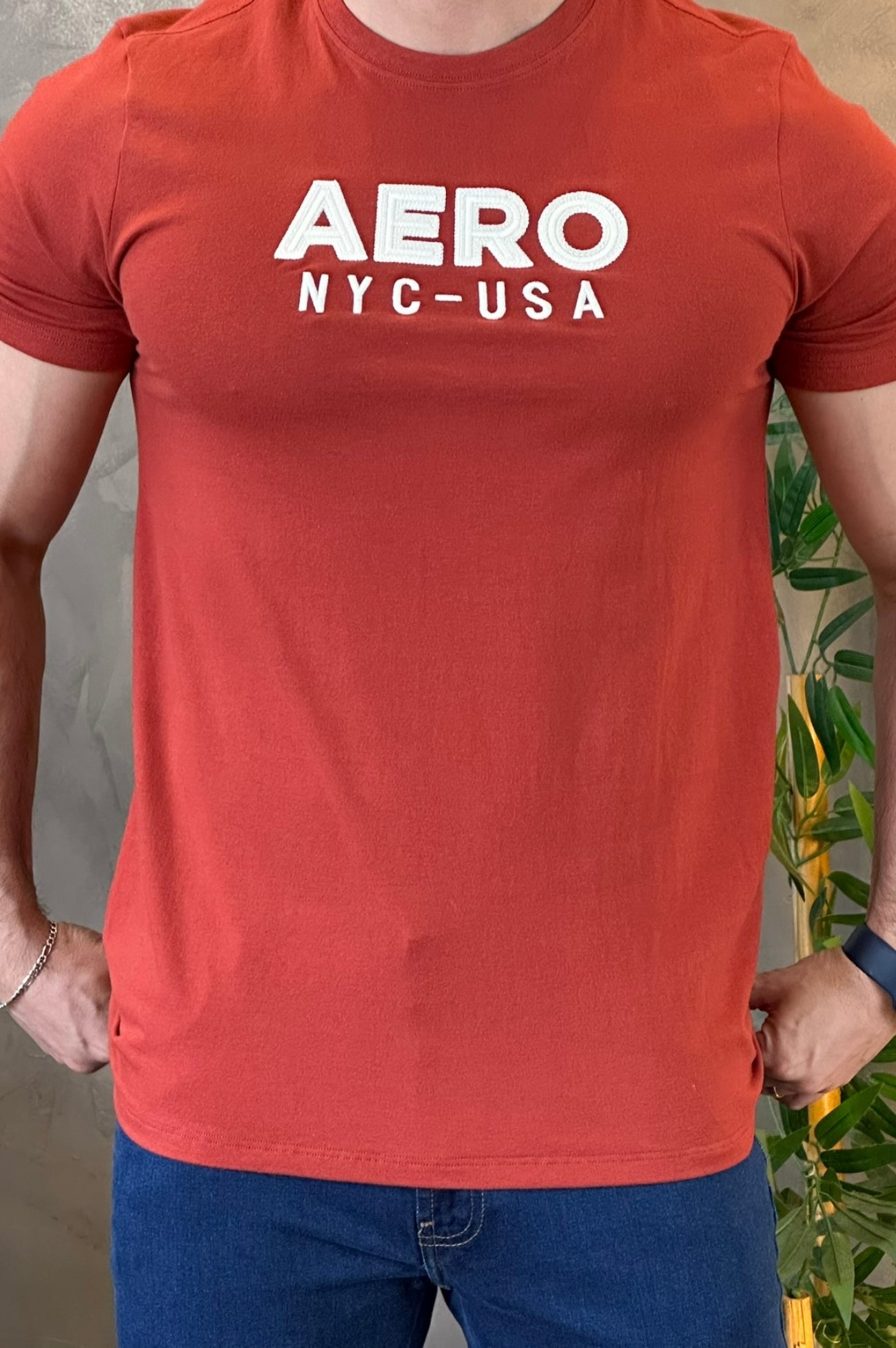 Camiseta Aeropostale com bordado branco