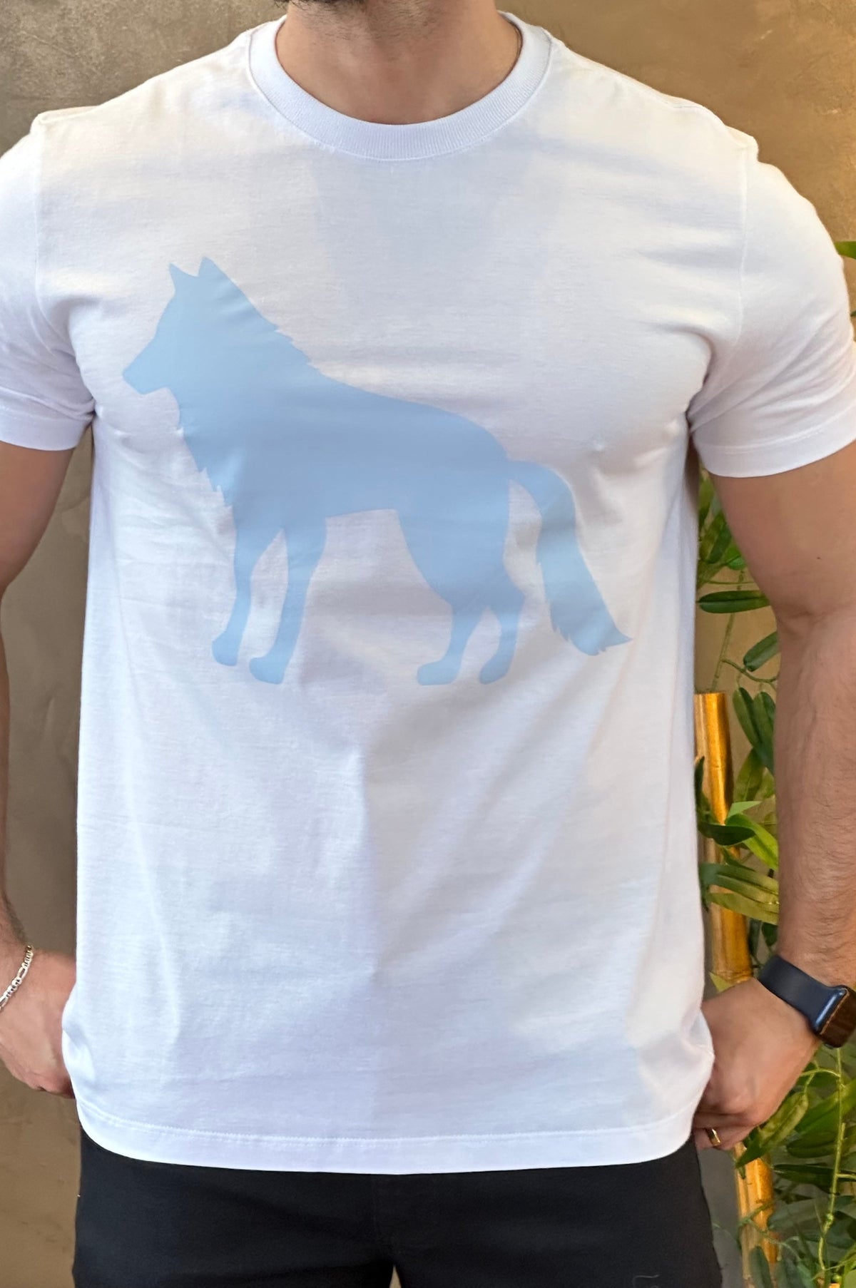 Camiseta Branca com Lobo Azul