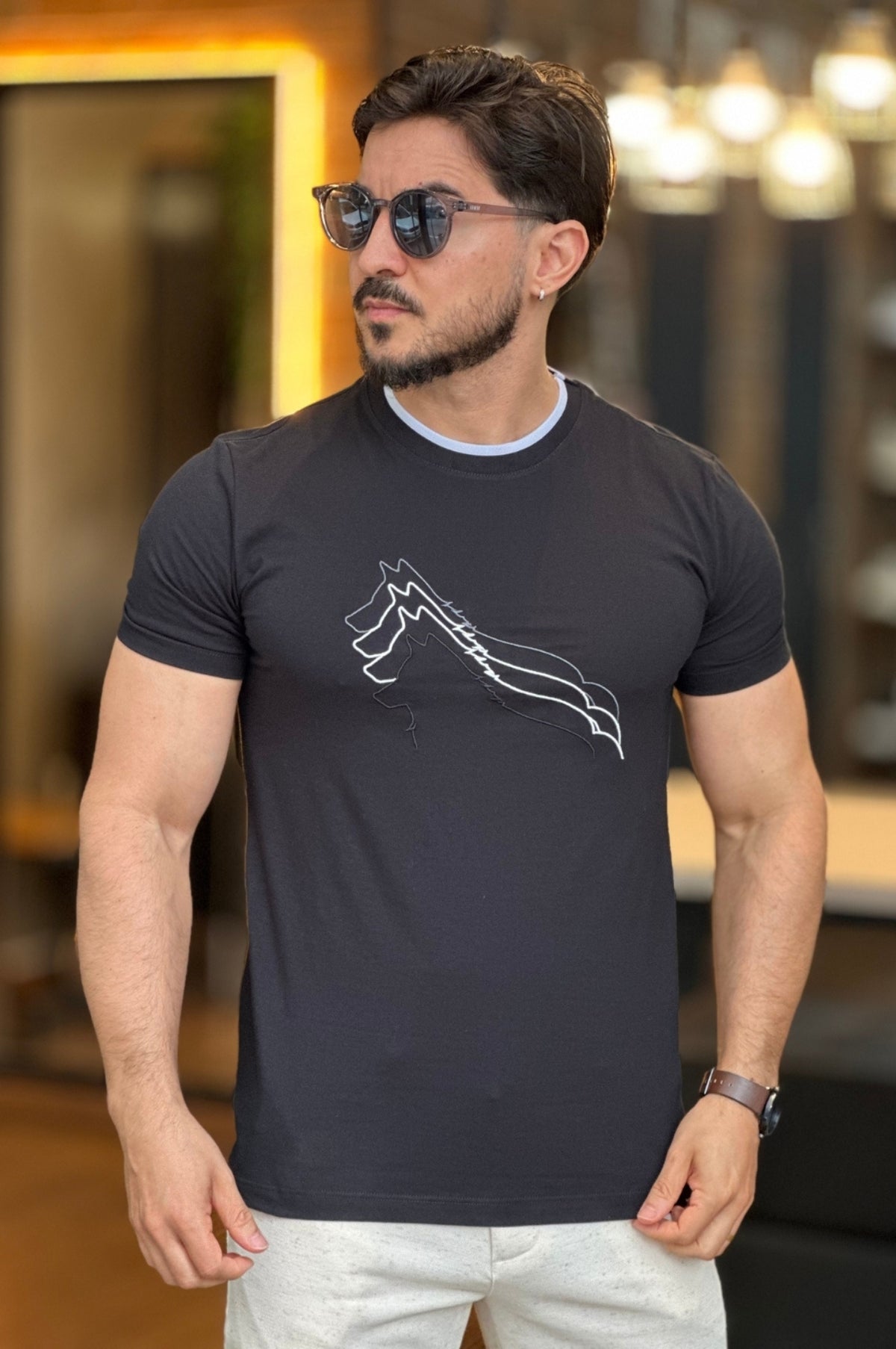 Camiseta Preta com Estampa Acostamento