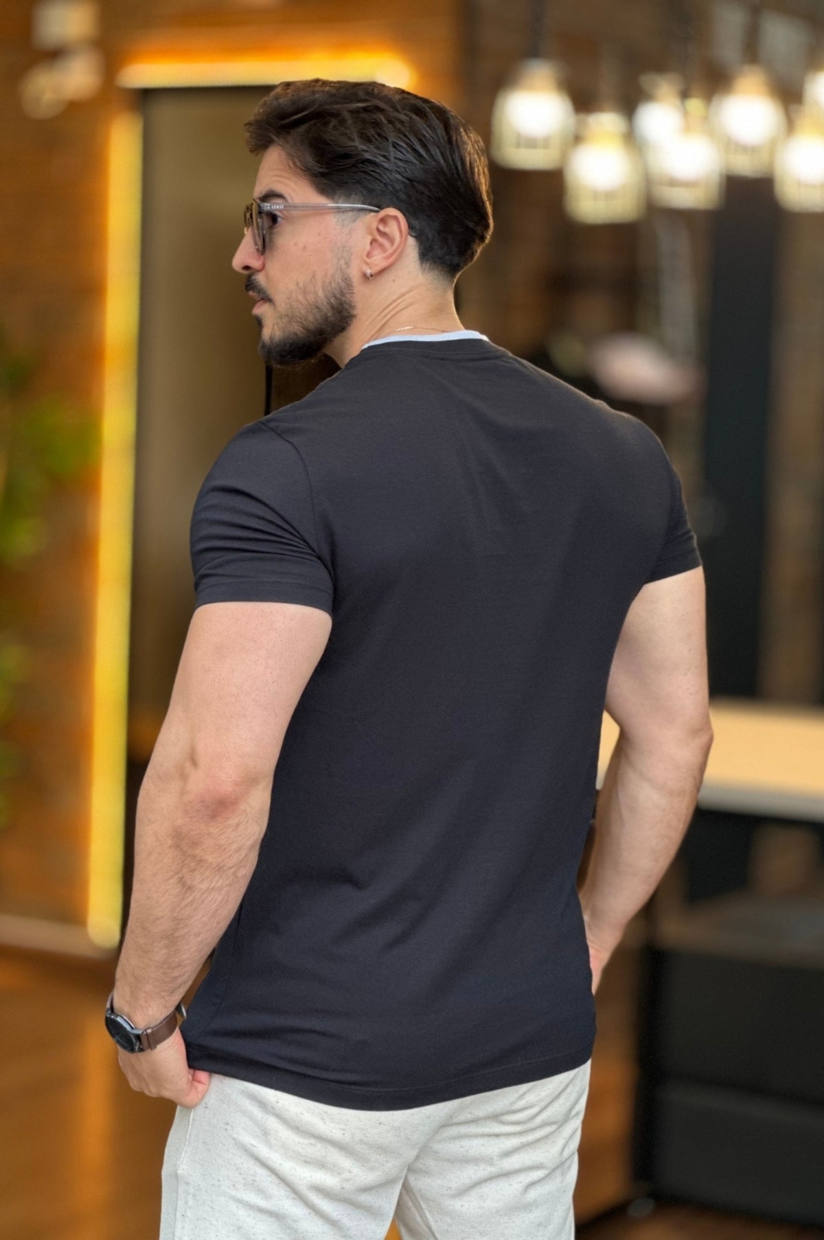 Camiseta Preta com Estampa Acostamento