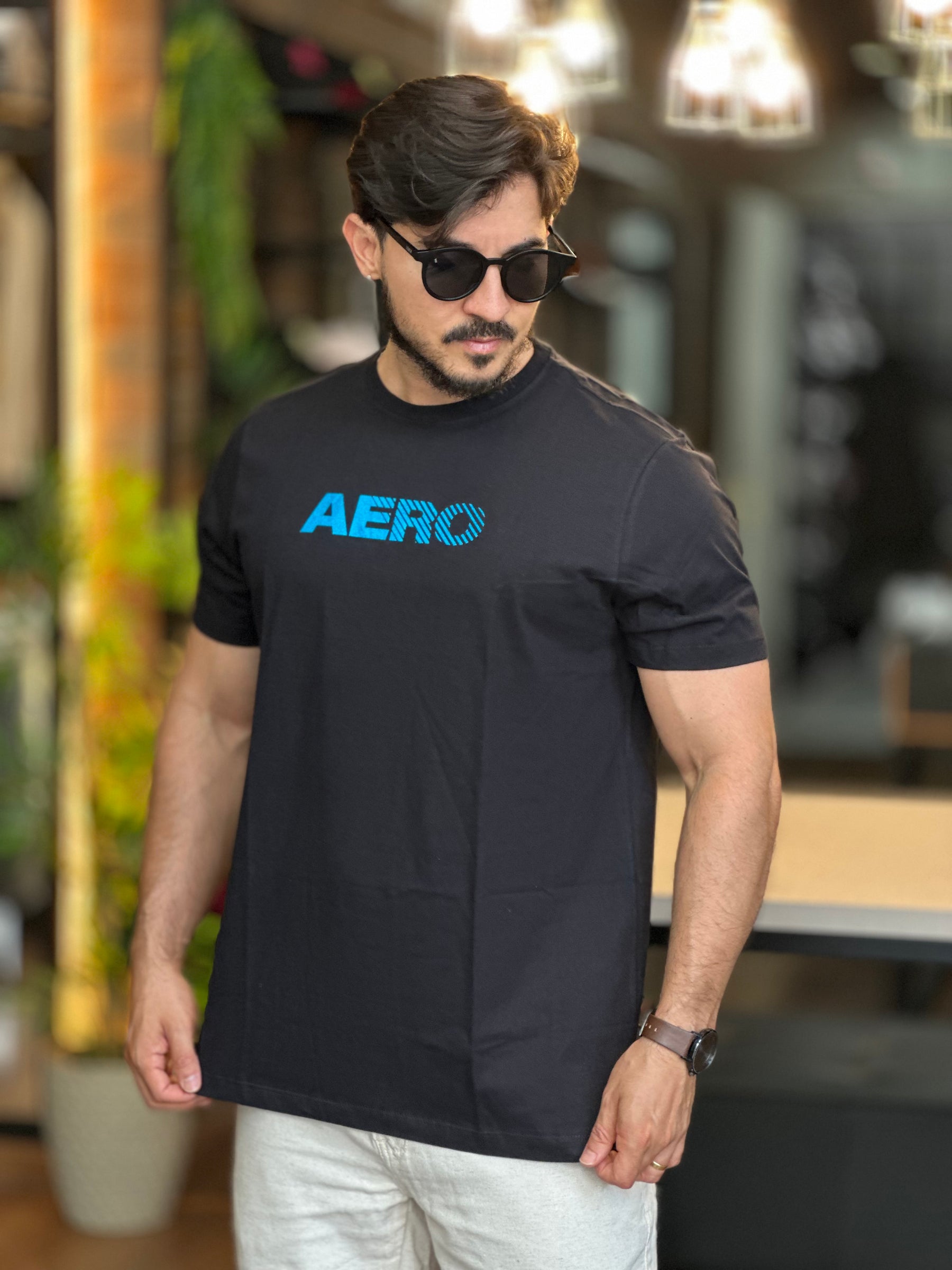 Camiseta preta com logo azul aeropostale