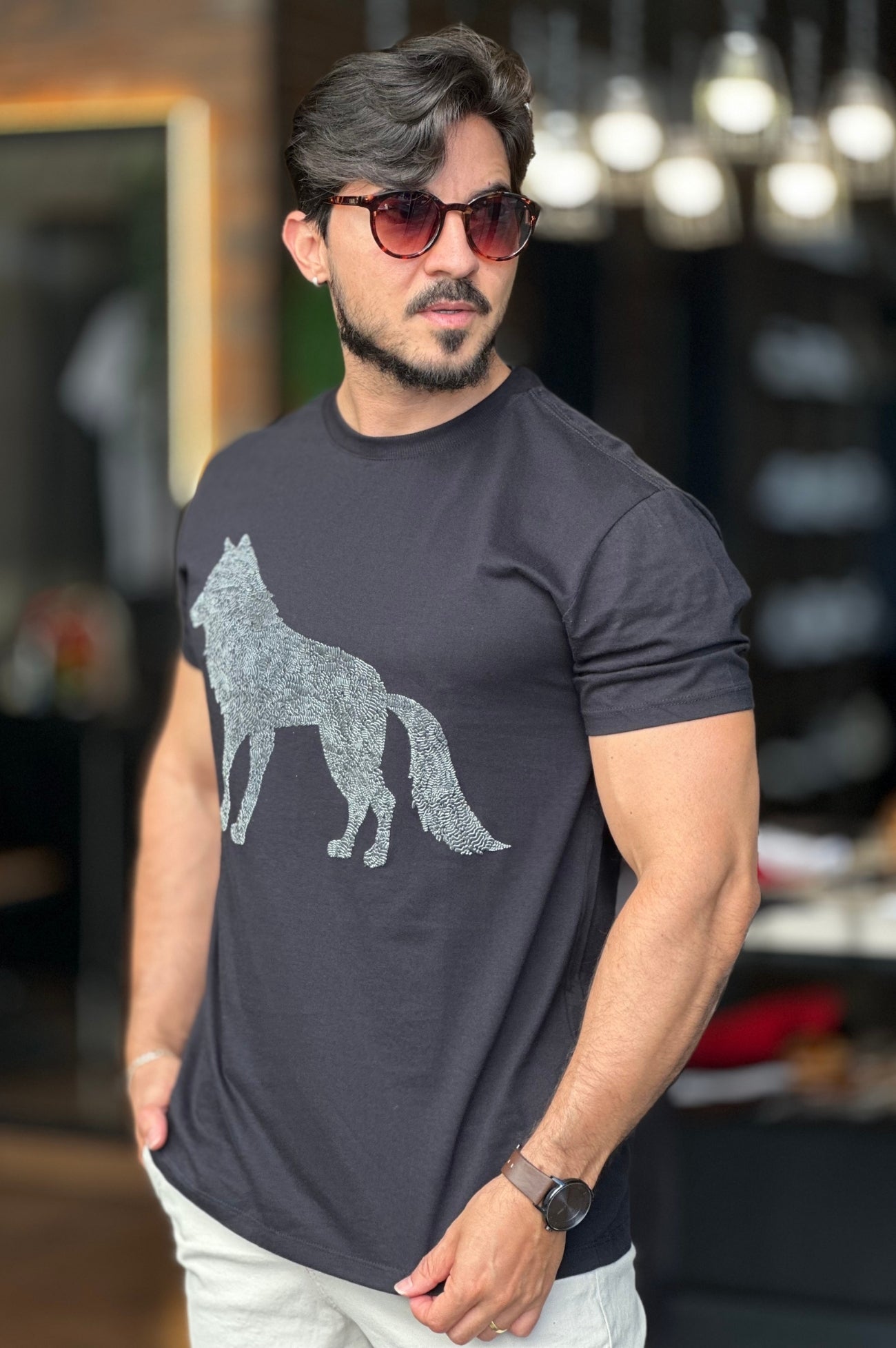 Camiseta Preta com Lobo Acostamento
