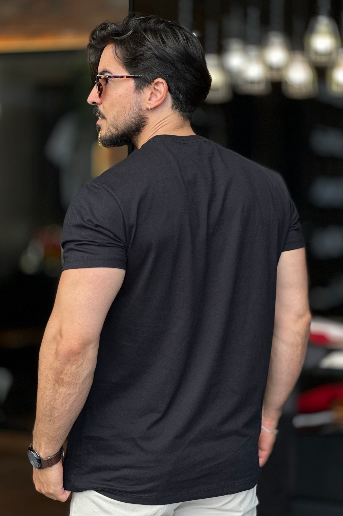 Camiseta Preta com Lobo Acostamento