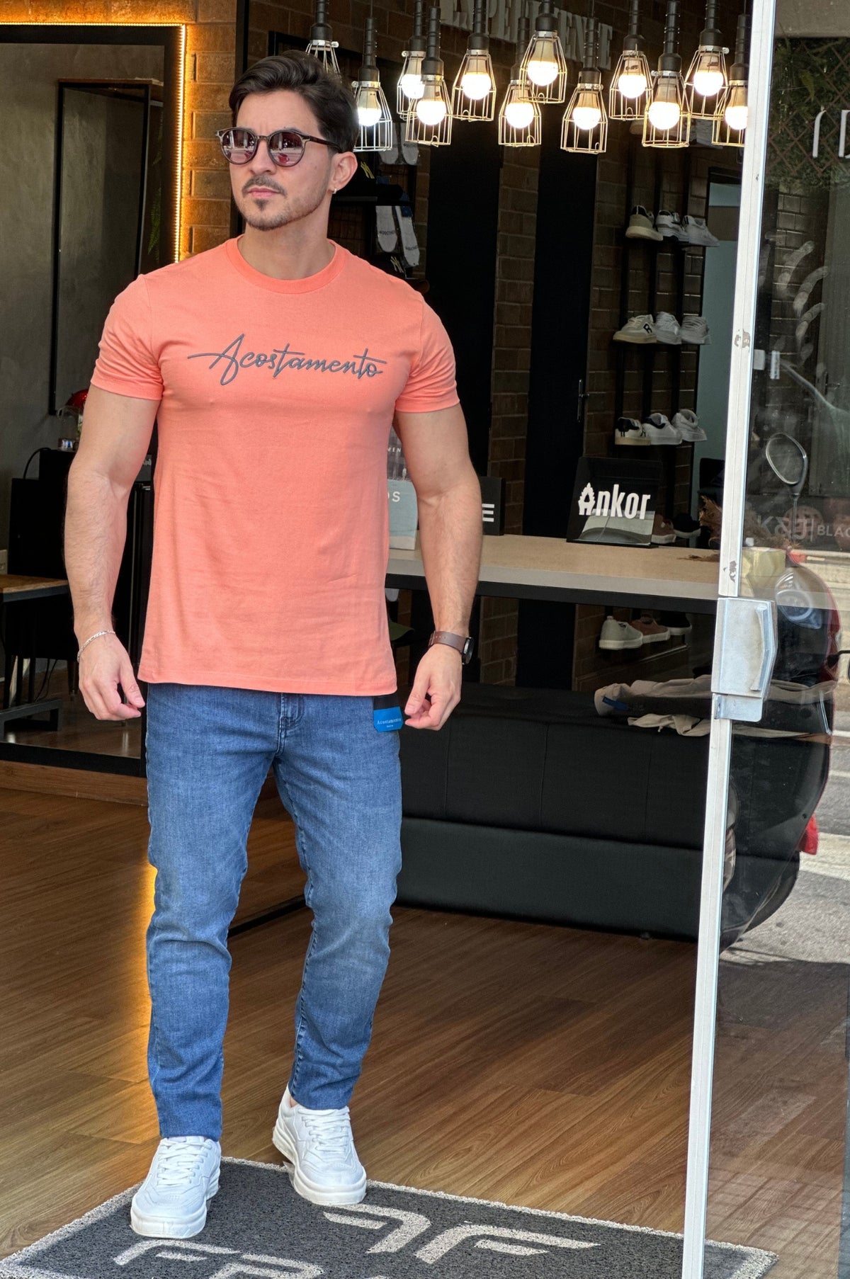 Camiseta Escrito Bordado Laranja Acostamento