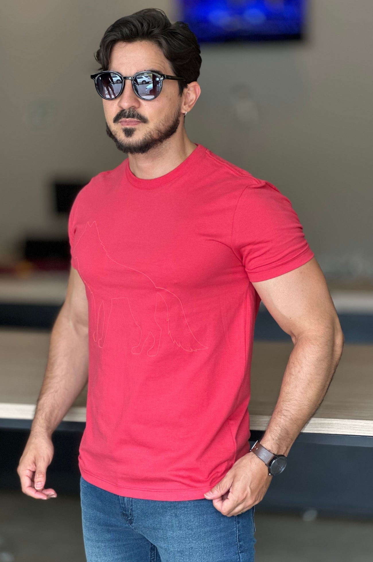 Camiseta Vermelha com Lobo Acostamento