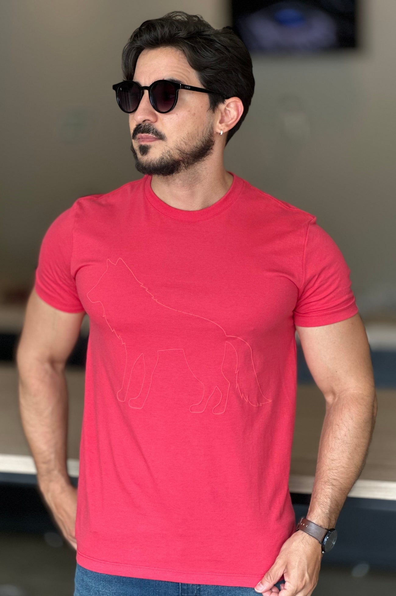 Camiseta Vermelha com Lobo Acostamento