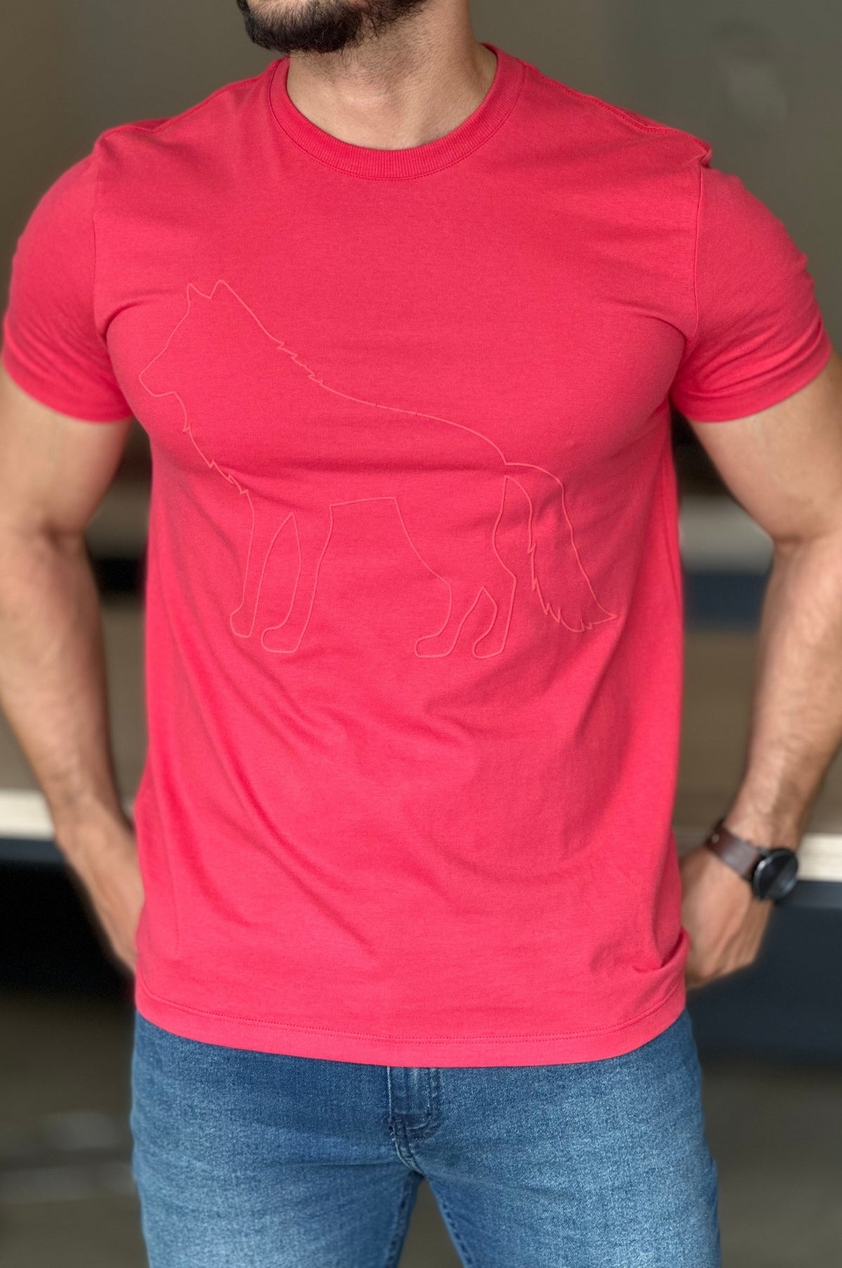 Camiseta Vermelha com Lobo Acostamento