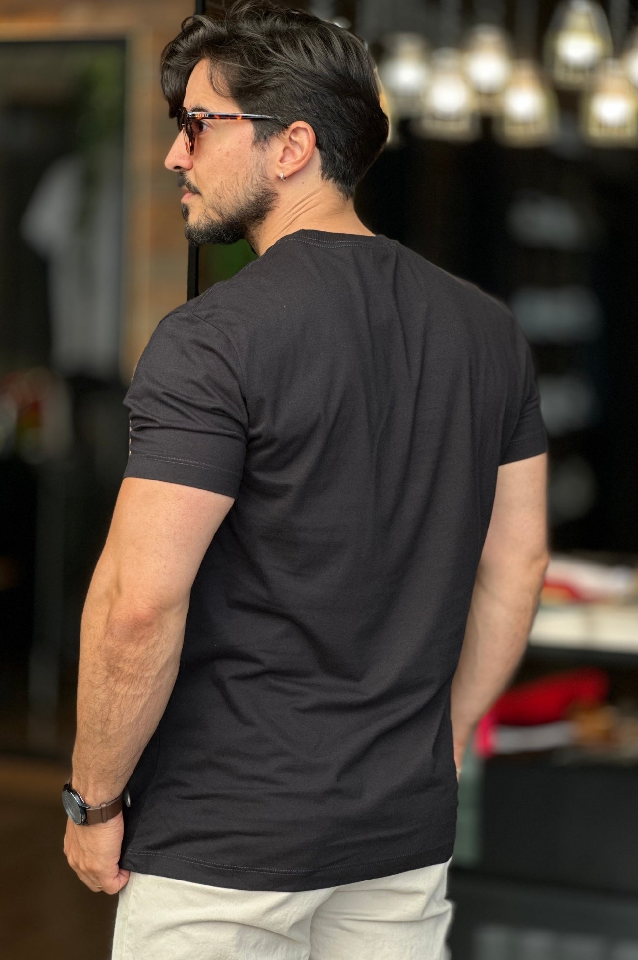 Camiseta com Lobo Preto Acostamento