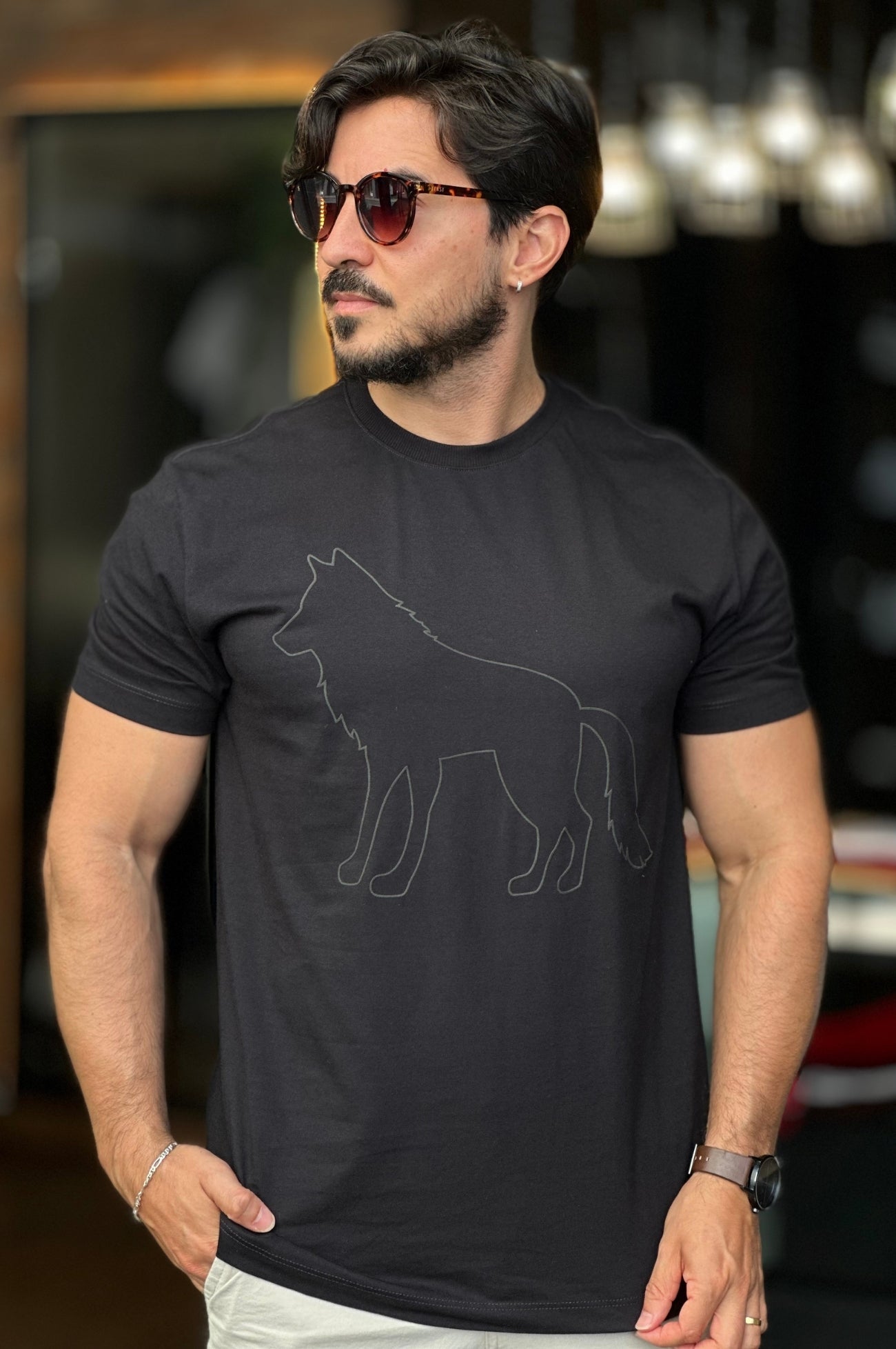 Camiseta com Lobo Preto Acostamento