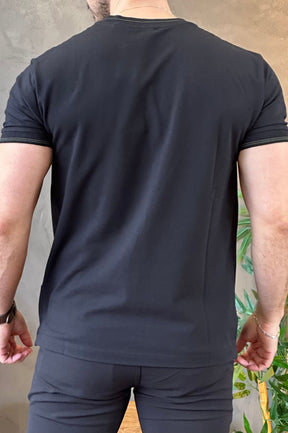 Camiseta Preta com Detalhe na Gola Acostamento