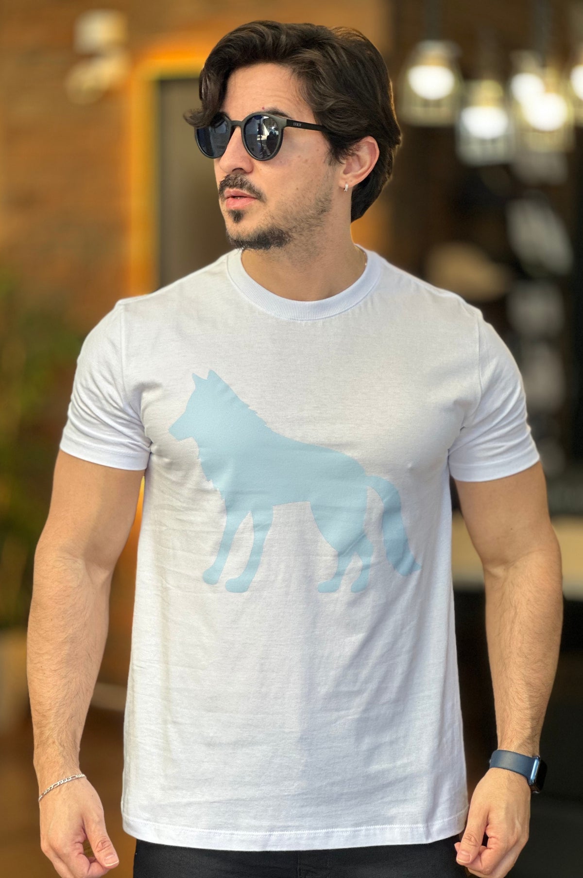 Camiseta Branca com Lobo Azul
