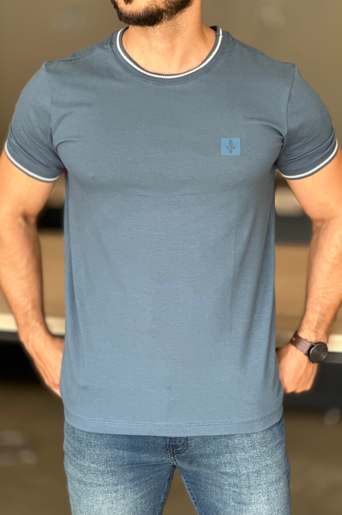 Camiseta Azul Detalhe Gola DLZ