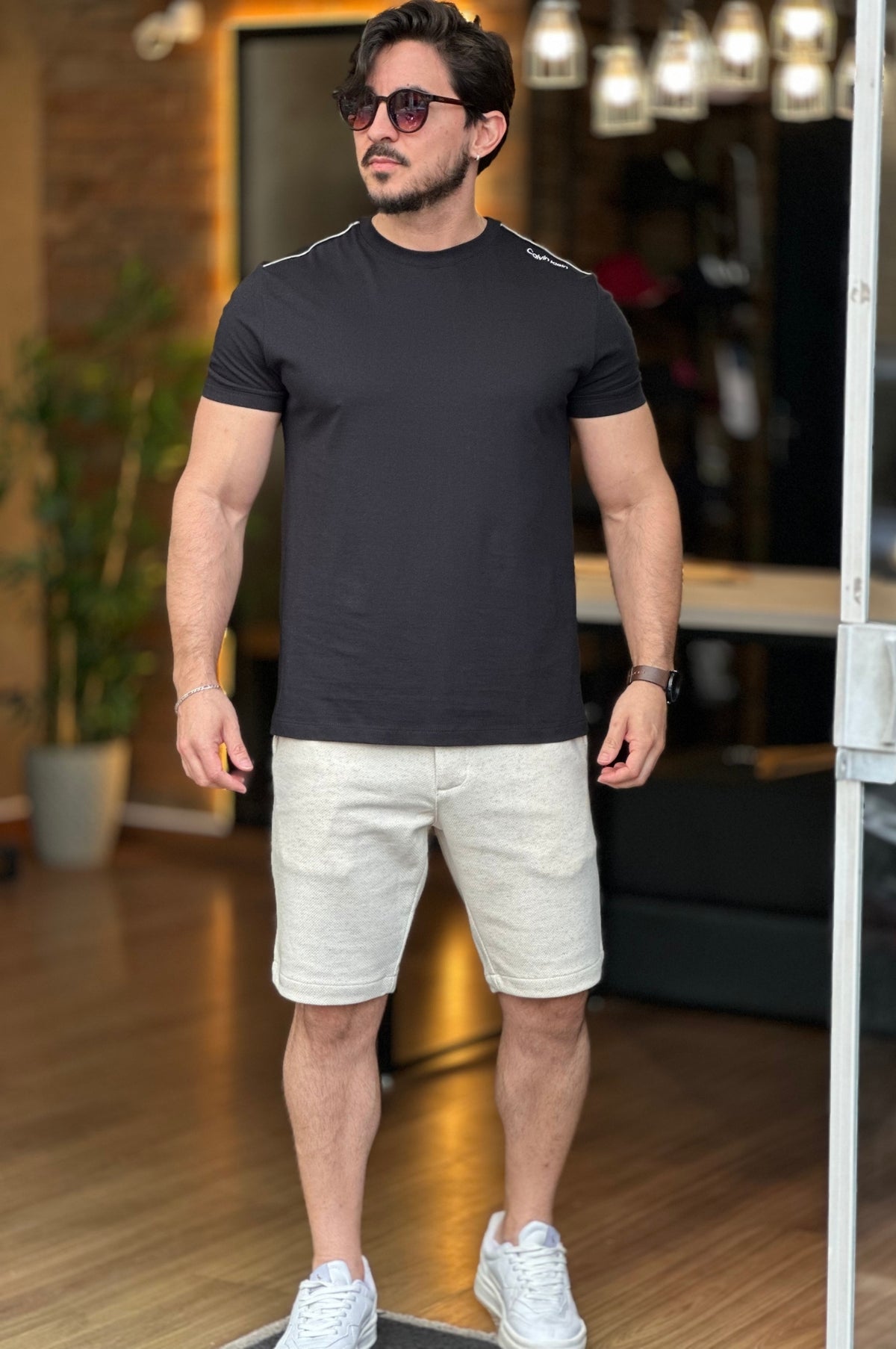 Camiseta Detalhe Ombro Preta Calvin Klein