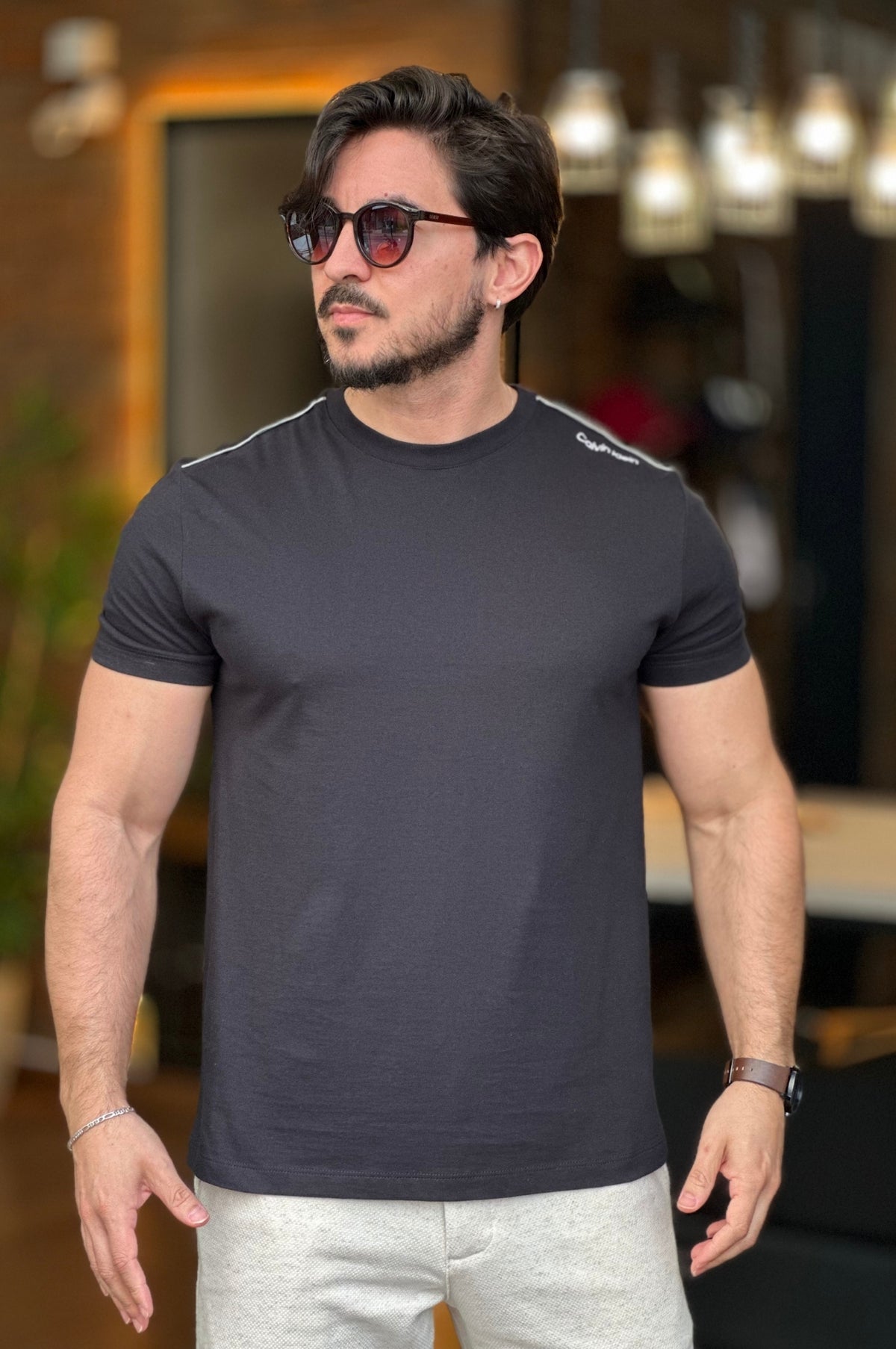 Camiseta Detalhe Ombro Preta Calvin Klein
