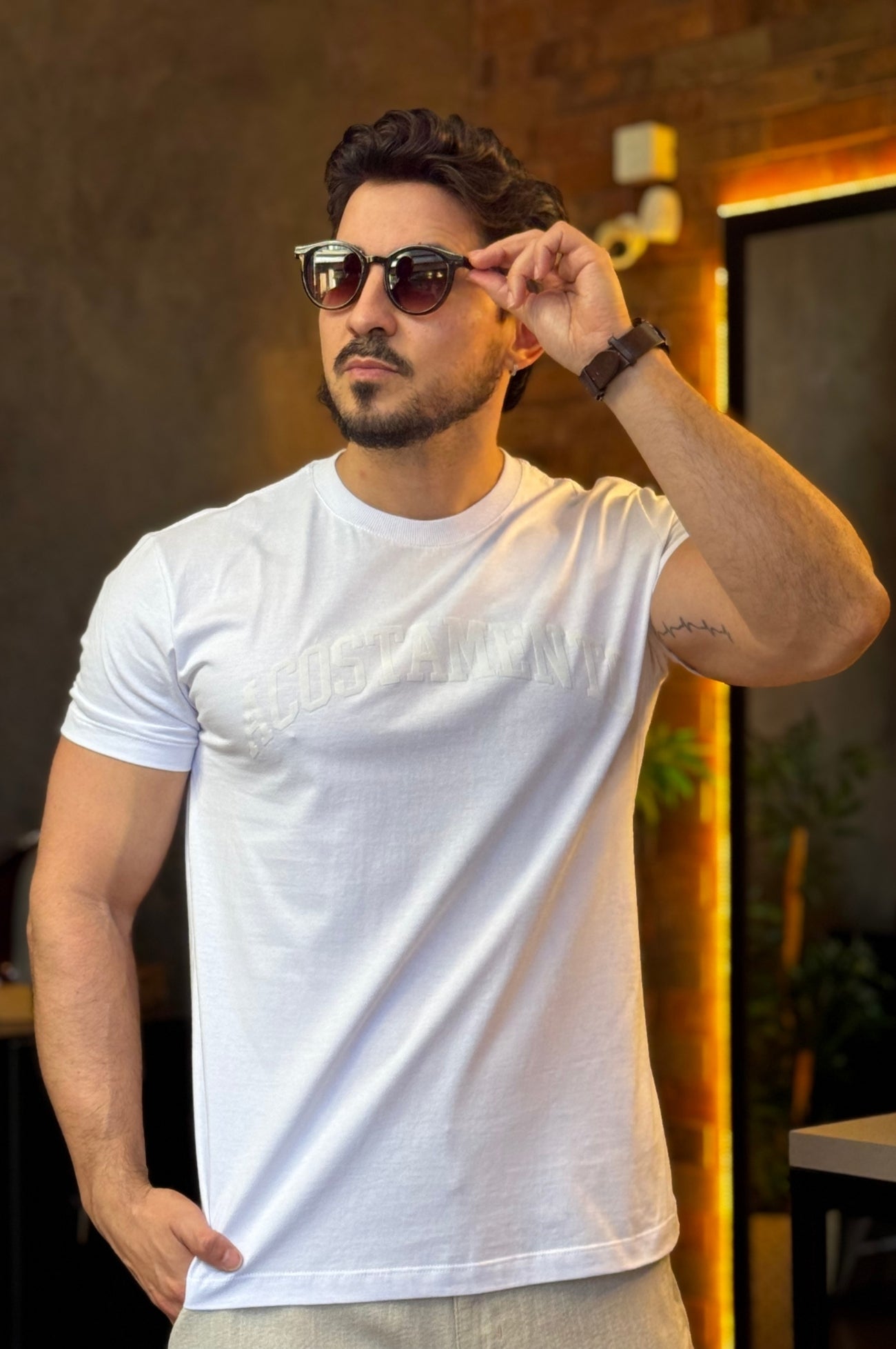 Camiseta Branca Detalhe Costas  Acostamento